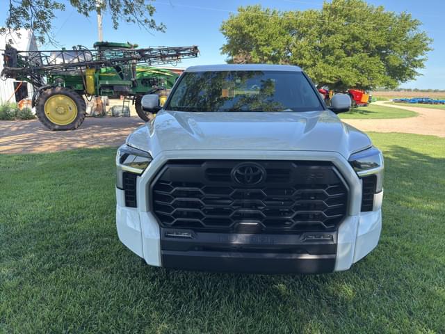 Image of Toyota Tundra SR5 equipment image 4