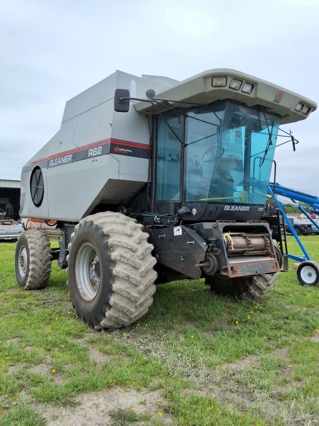 Image of Gleaner R62 equipment image 3