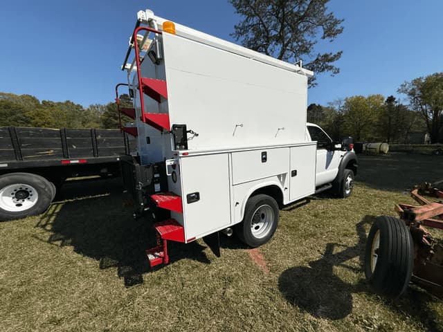 Image of Ford F-550 equipment image 3