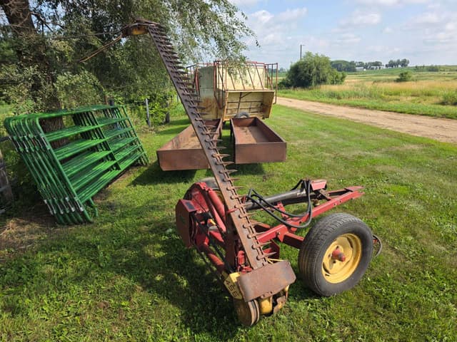 Image of New Holland 456 equipment image 3