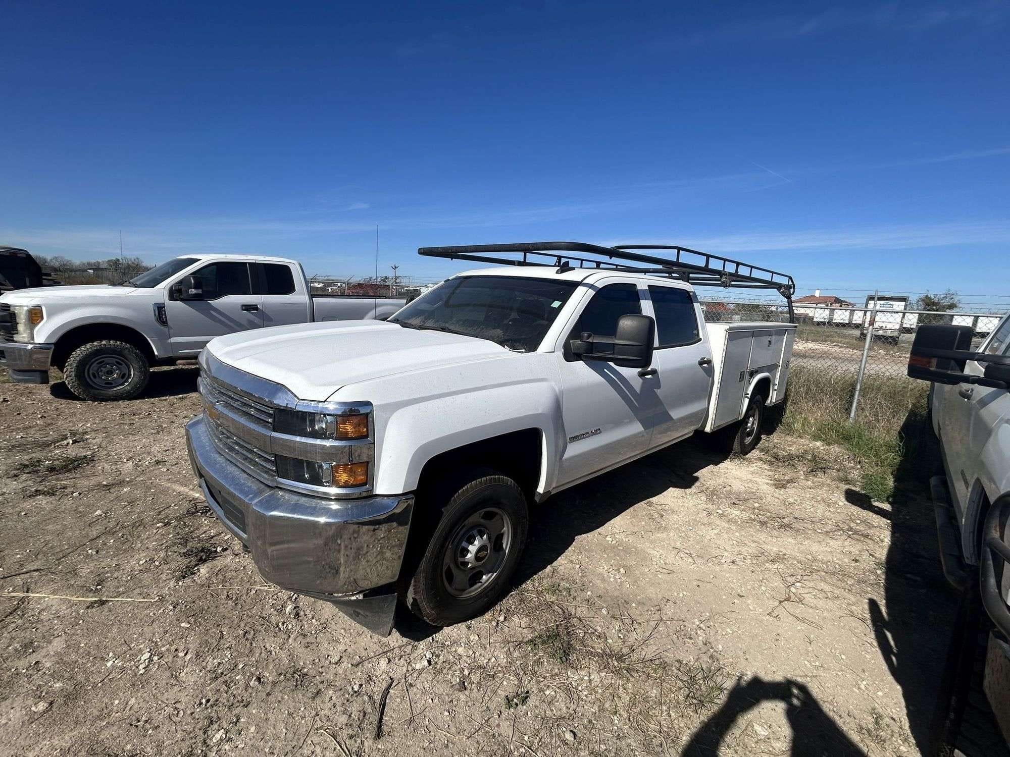 2016 Chevrolet 2500HD Equipment Image0