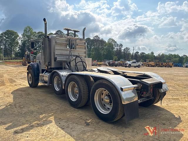 Image of Freightliner Classic equipment image 1