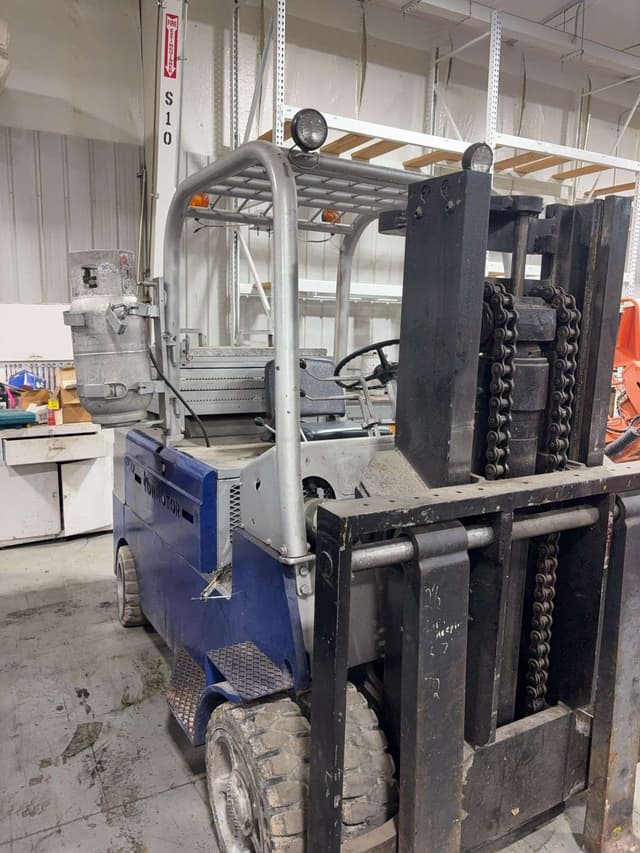 Image of Towmotor 750S equipment image 3