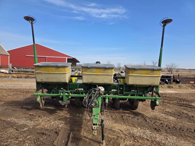 Image of John Deere 7200 equipment image 1