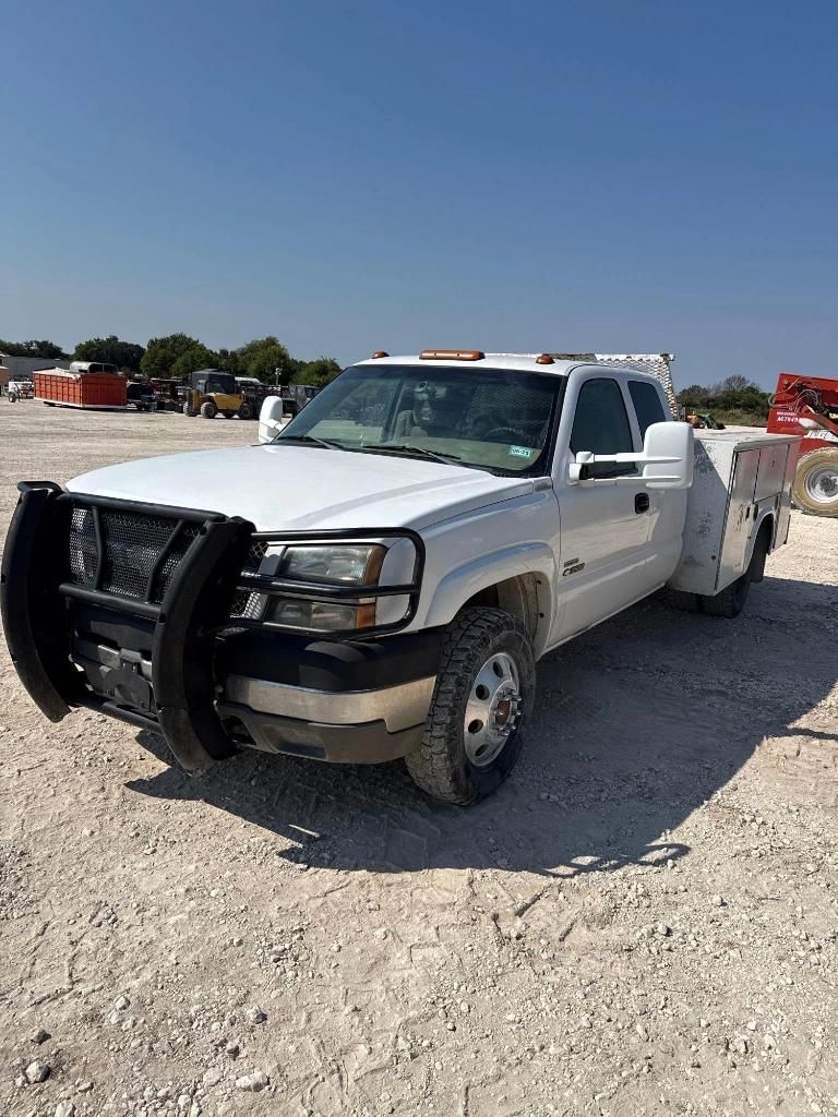2002 Chevrolet 3500 Equipment Image0