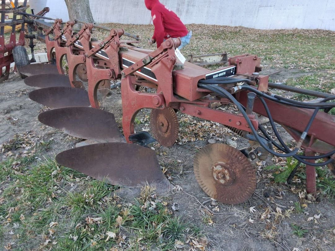 Image of International Harvester 735 Image 1