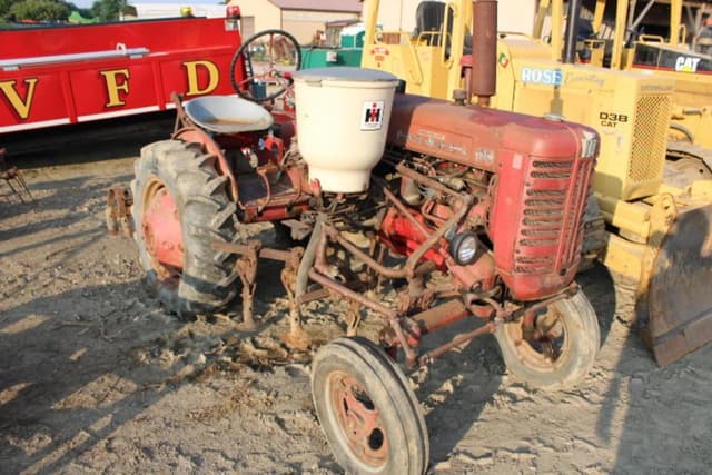 Image of Farmall 100 equipment image 2