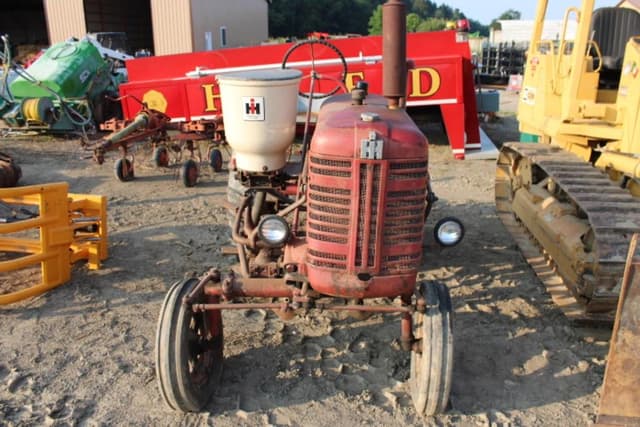 Image of Farmall 100 equipment image 1