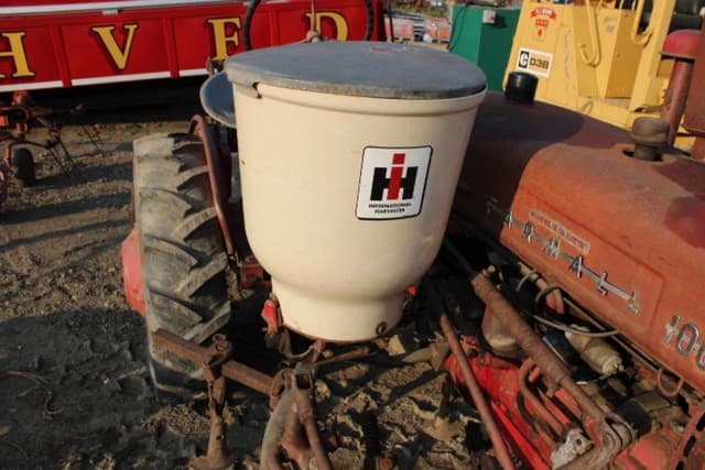 Image of Farmall 100 equipment image 3