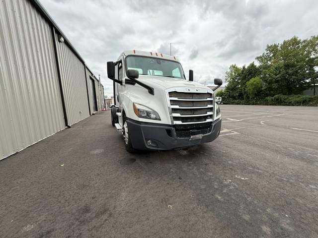 Image of Freightliner Cascadia equipment image 3