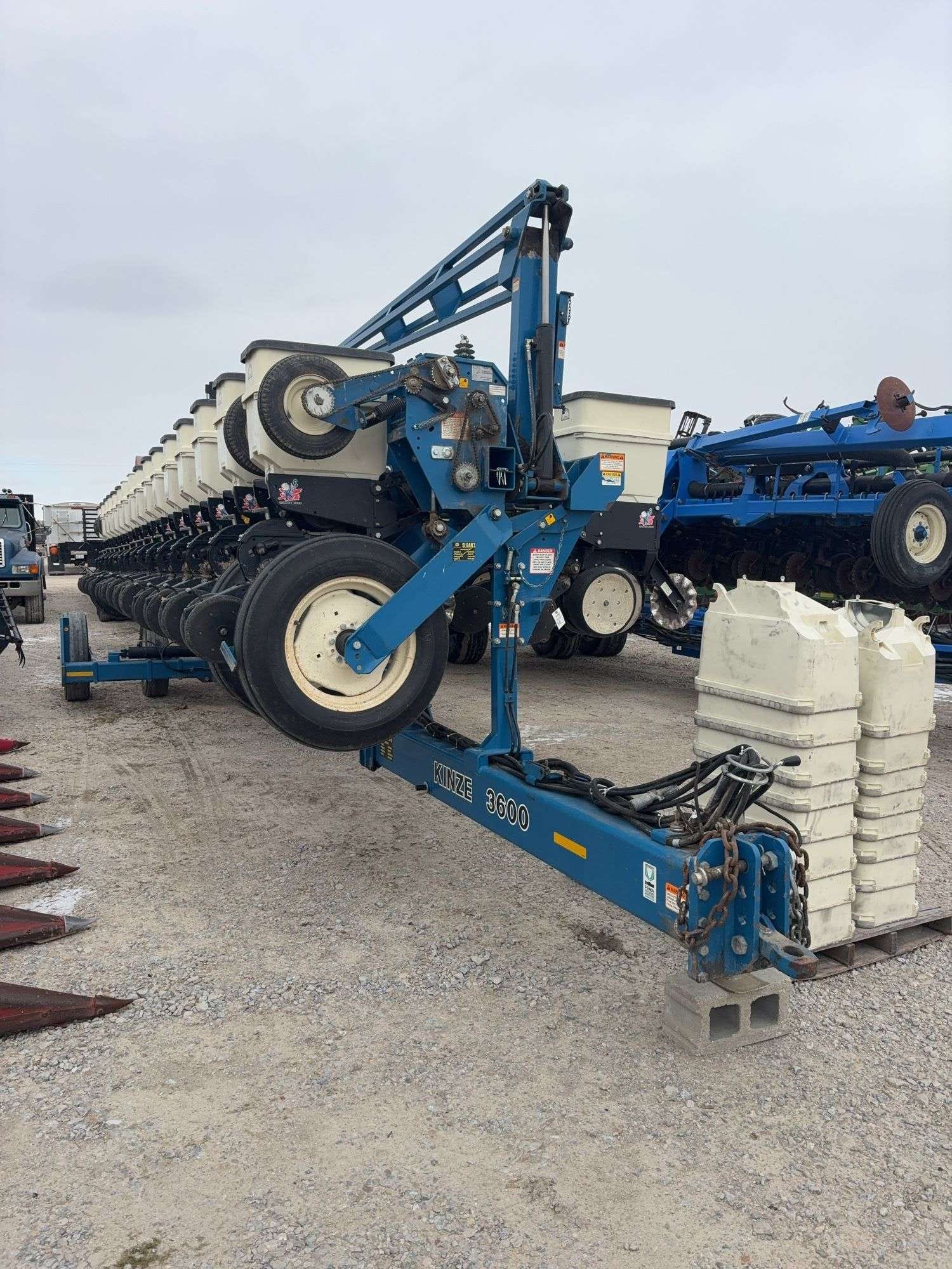 2008 Kinze 3600 Equipment Image0