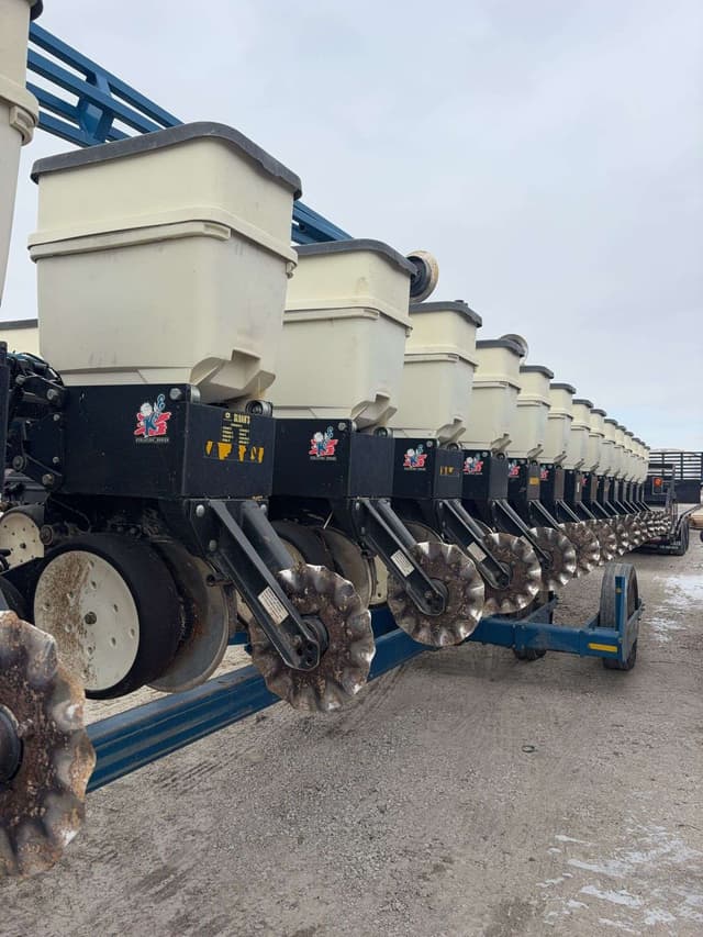 Image of Kinze 3600 equipment image 4