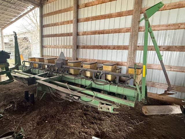 Image of John Deere 7200 equipment image 1