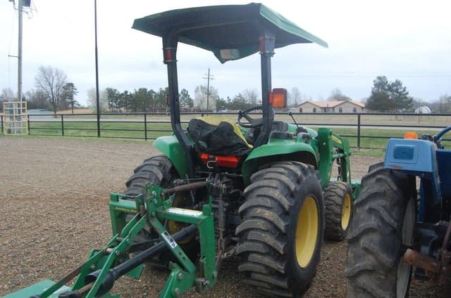 Image of John Deere 3038E equipment image 2