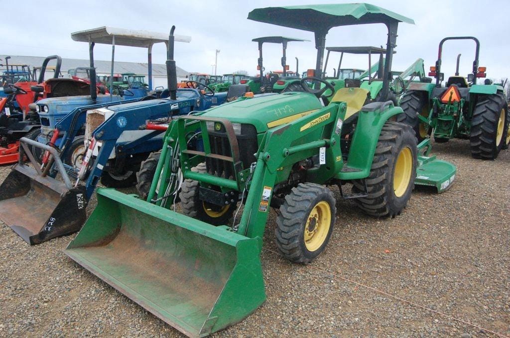 John Deere 3038E Equipment Image0