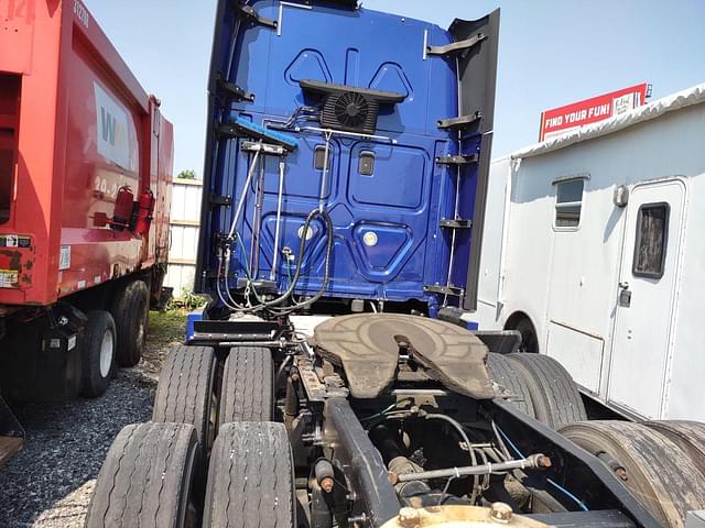 Image of Freightliner Cascadia equipment image 4