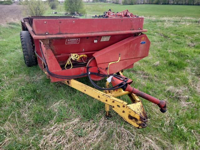 Image of New Holland 520 equipment image 2