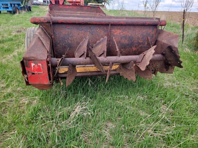 Image of New Holland 520 equipment image 3