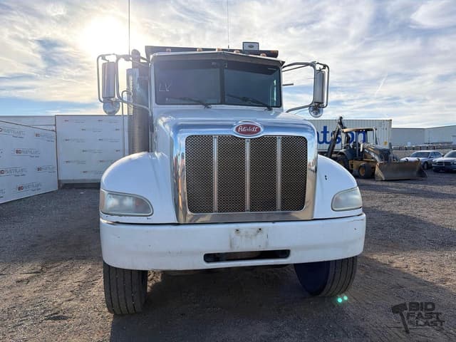 Image of Peterbilt 348 equipment image 1
