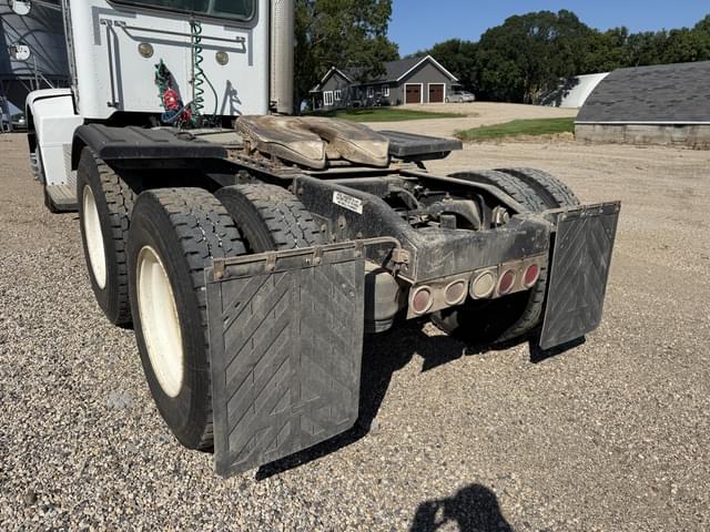 Image of Peterbilt 385 equipment image 4