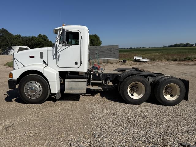 Image of Peterbilt 385 equipment image 1