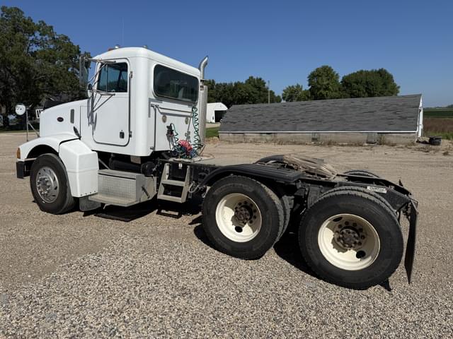 Image of Peterbilt 385 equipment image 2