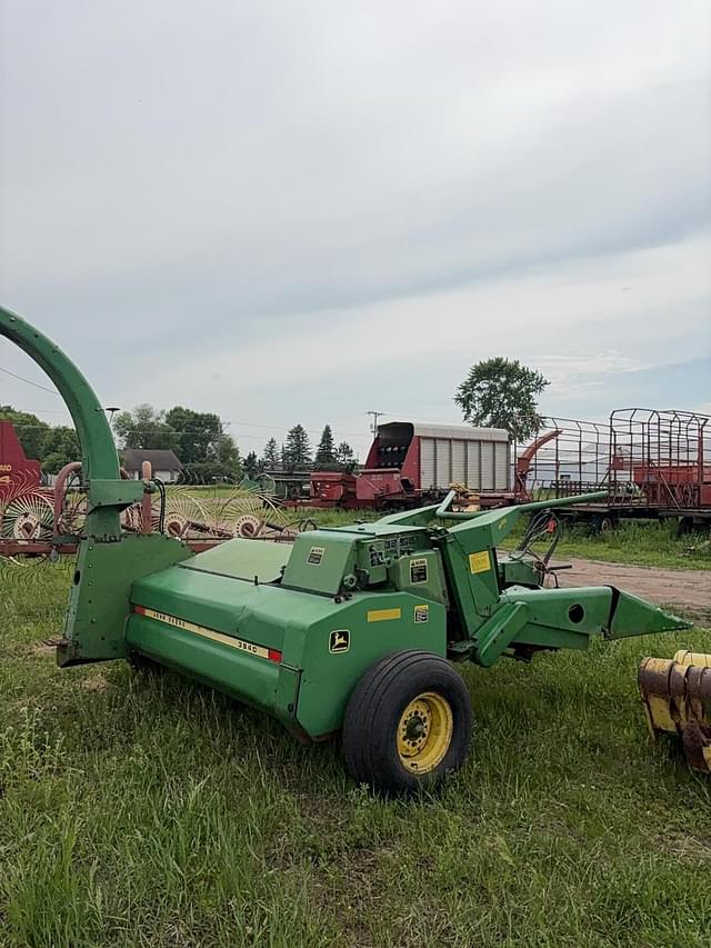 Image of John Deere 3940 equipment image 1