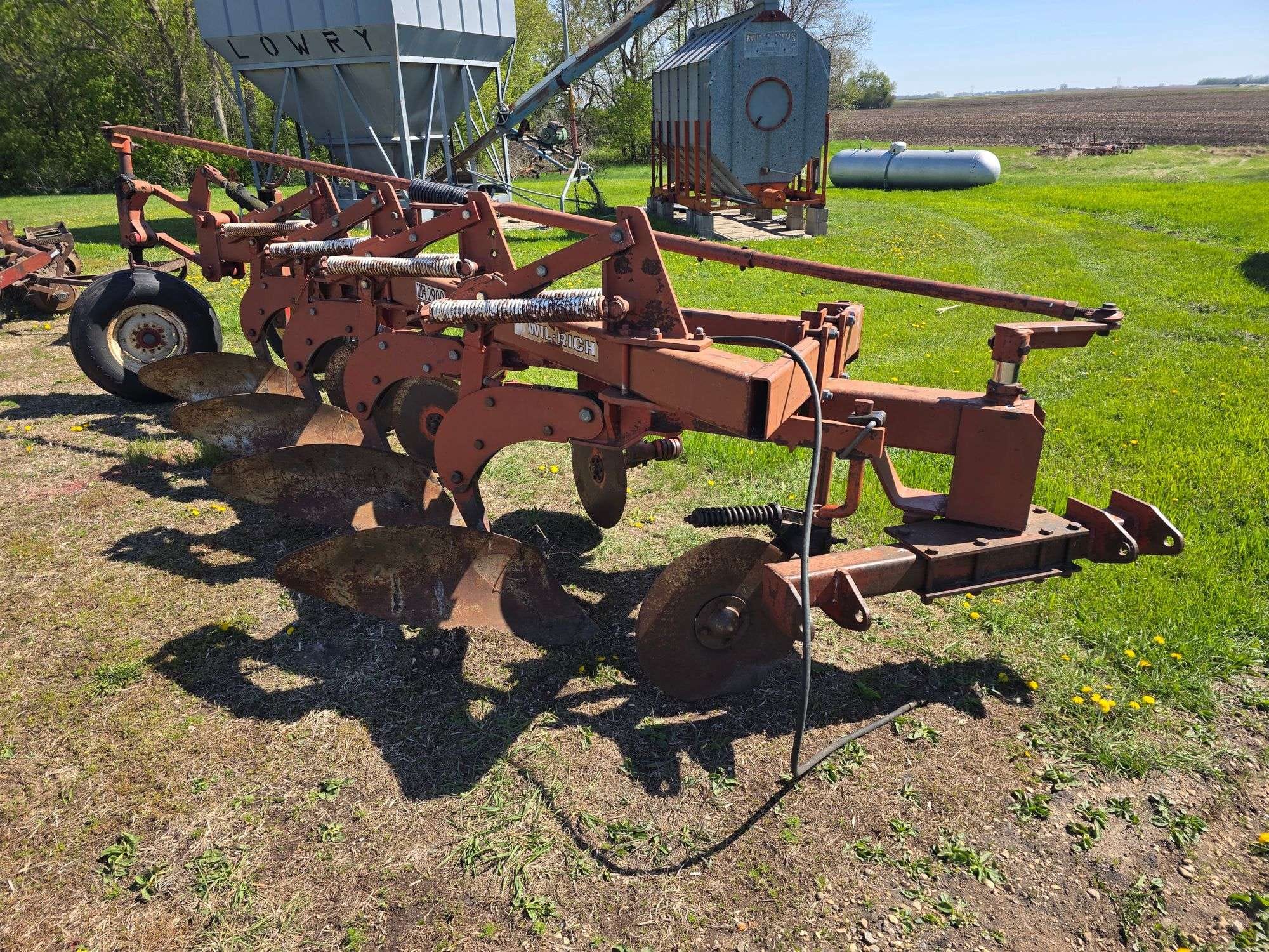 Wil-Rich 2900 Equipment Image0
