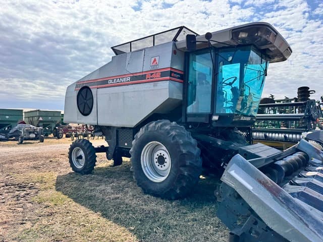 Image of Gleaner R42 equipment image 4