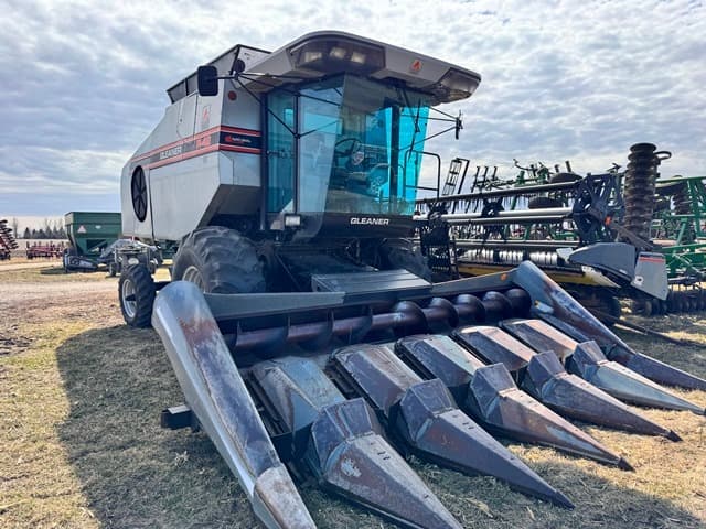 Image of Gleaner R42 equipment image 1