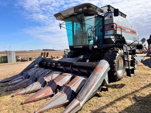 Gleaner R42 Equipment Image0