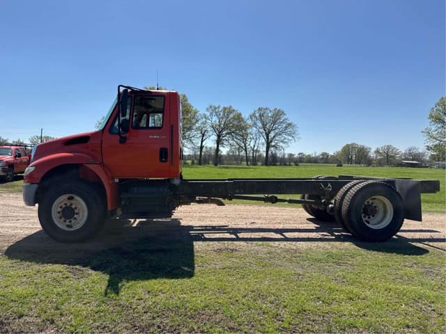 Image of International DuraStar 4400 equipment image 2