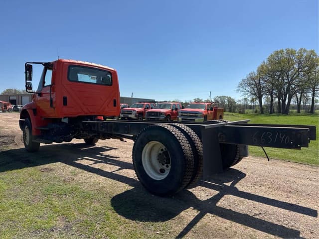 Image of International DuraStar 4400 equipment image 3