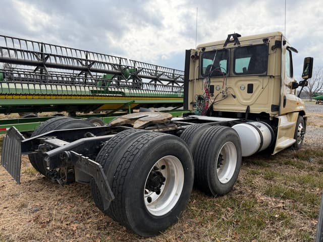 Image of Freightliner Cascadia equipment image 2