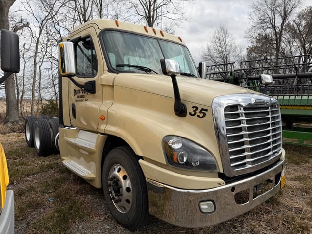 Image of Freightliner Cascadia equipment image 1