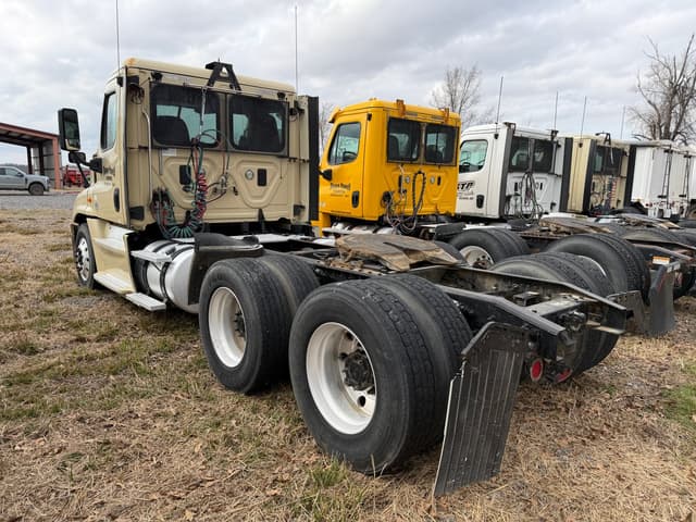 Image of Freightliner Cascadia equipment image 3