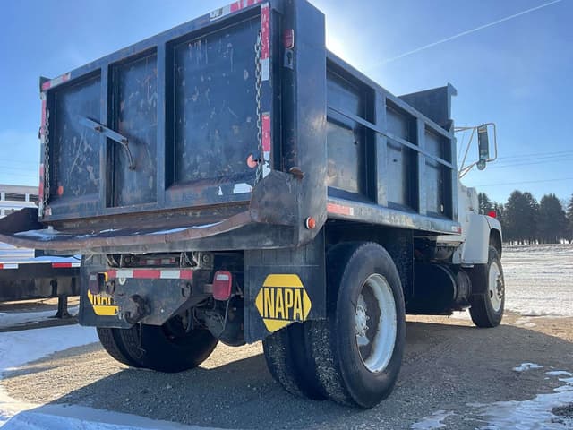 Image of Ford L8000 equipment image 4