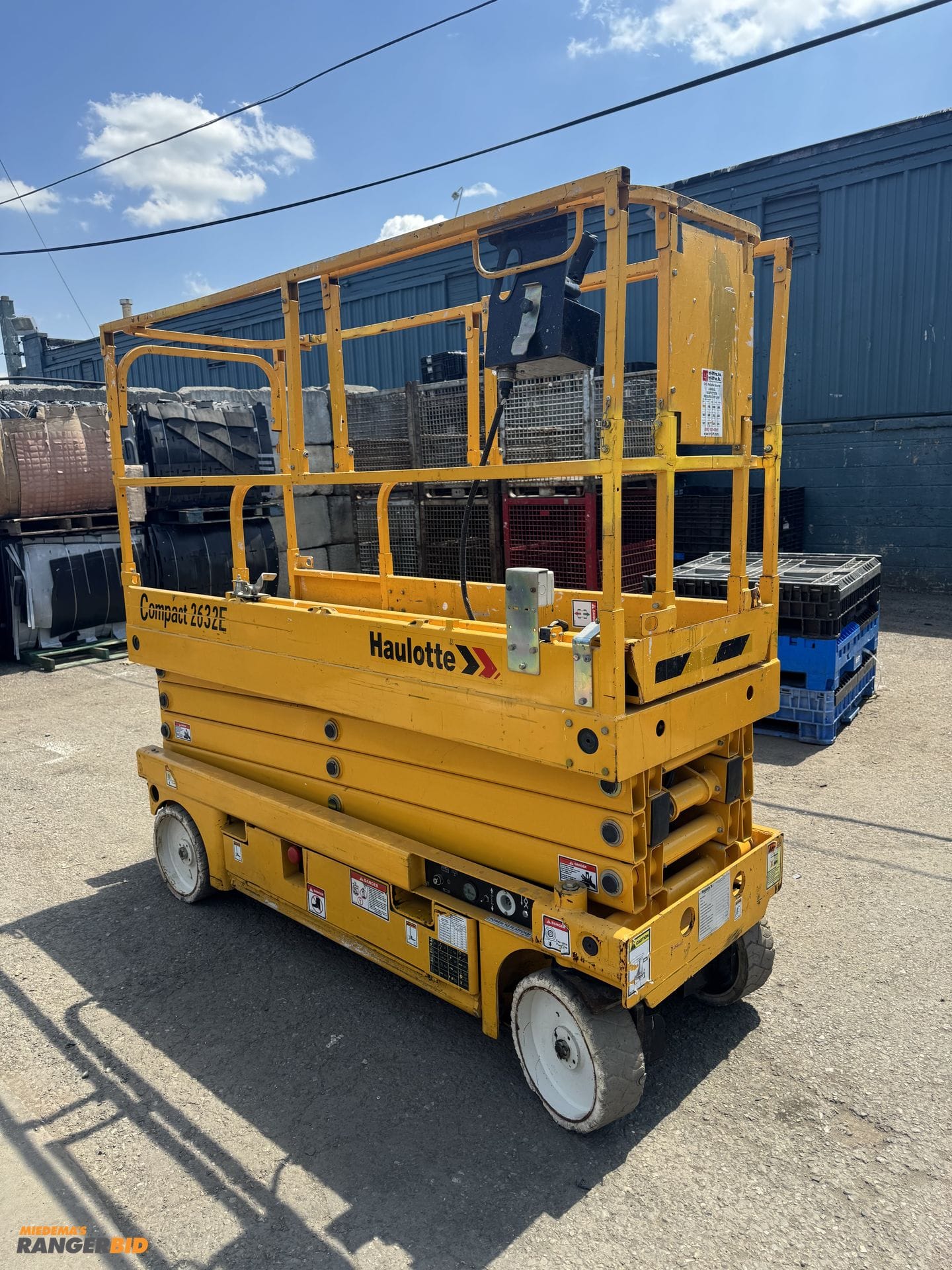 2006 Haulotte Compact 2632E Equipment Image0