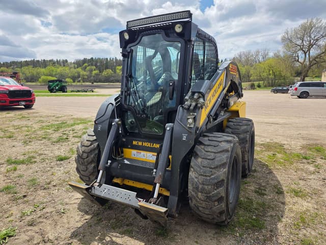 Image of New Holland L228 equipment image 3