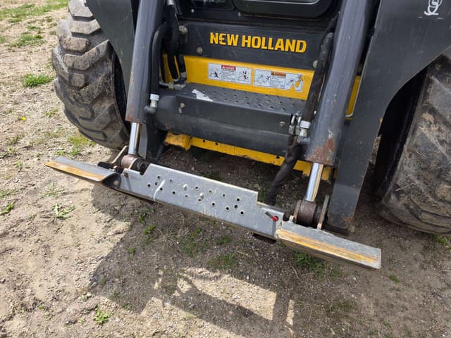 Image of New Holland L228 equipment image 4