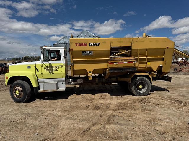 Image of Ford F-9000 equipment image 1