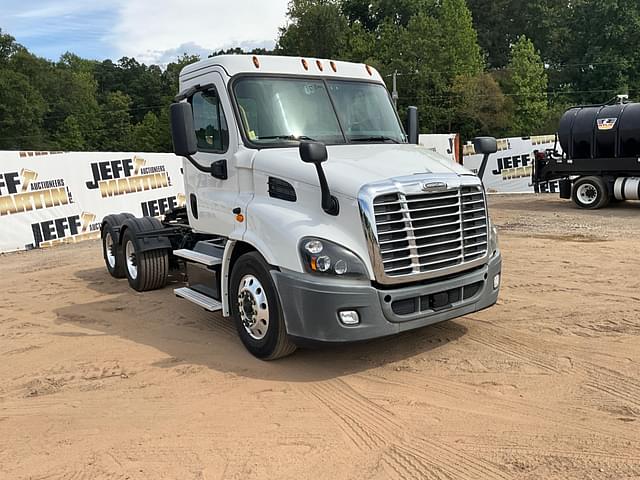 Image of Freightliner Cascadia equipment image 2