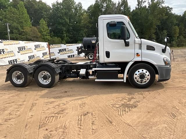 Image of Freightliner Cascadia equipment image 3