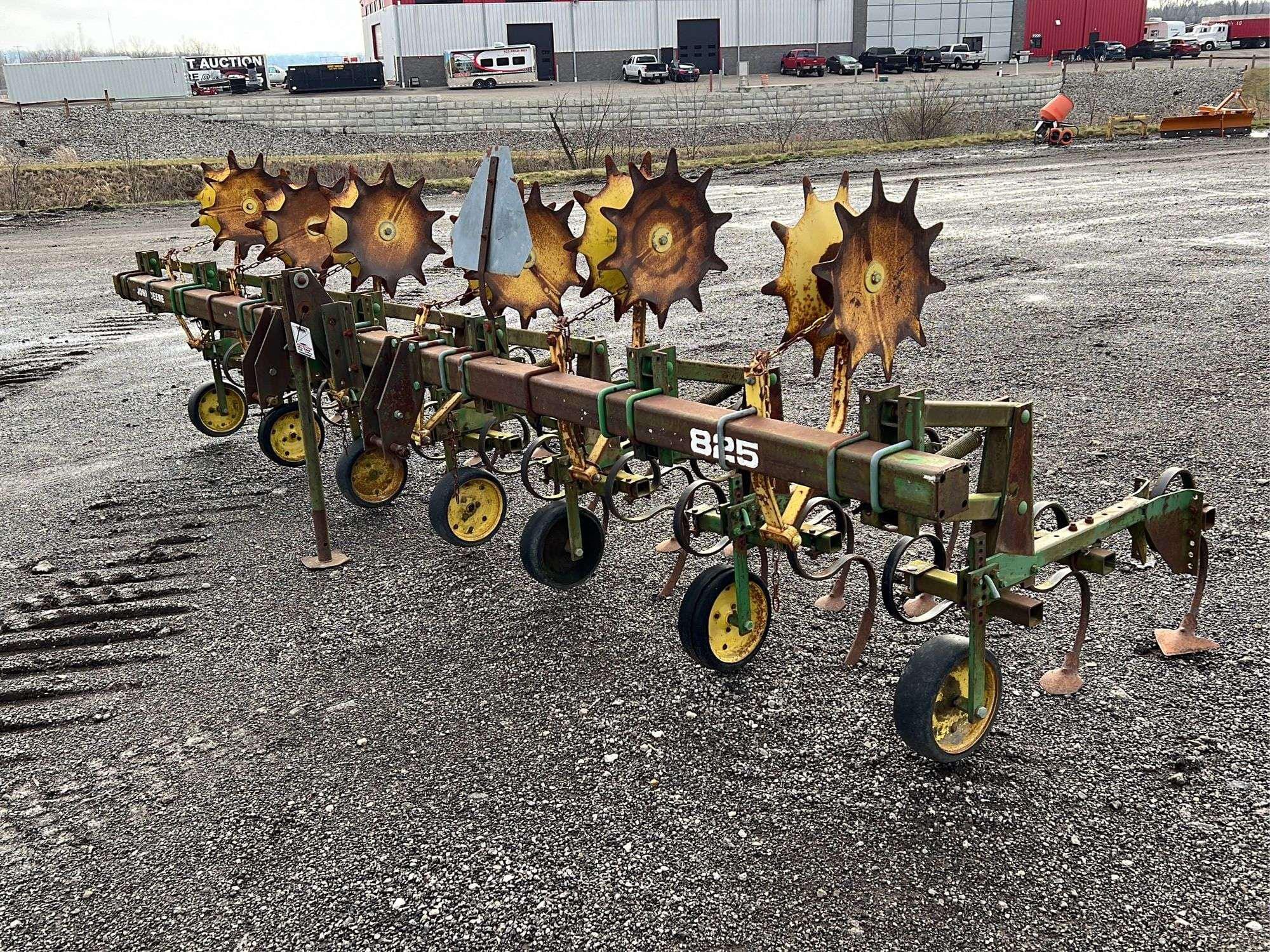 Main image John Deere 825