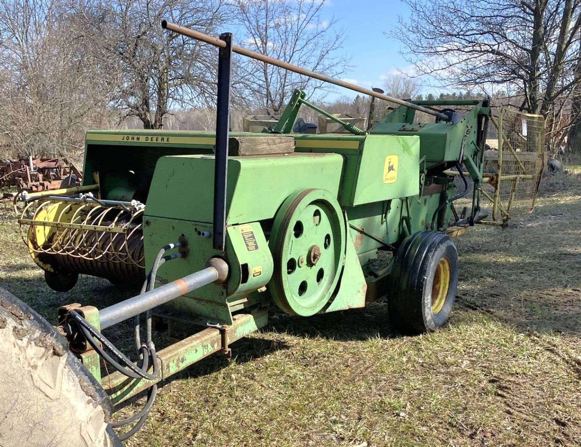 John Deere 336 Equipment Image0
