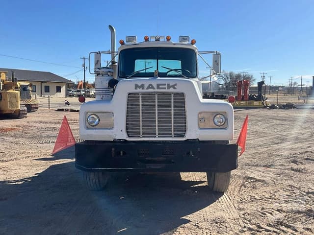 Image of Mack R688ST equipment image 1