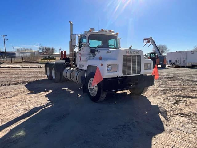 Image of Mack R688ST equipment image 2