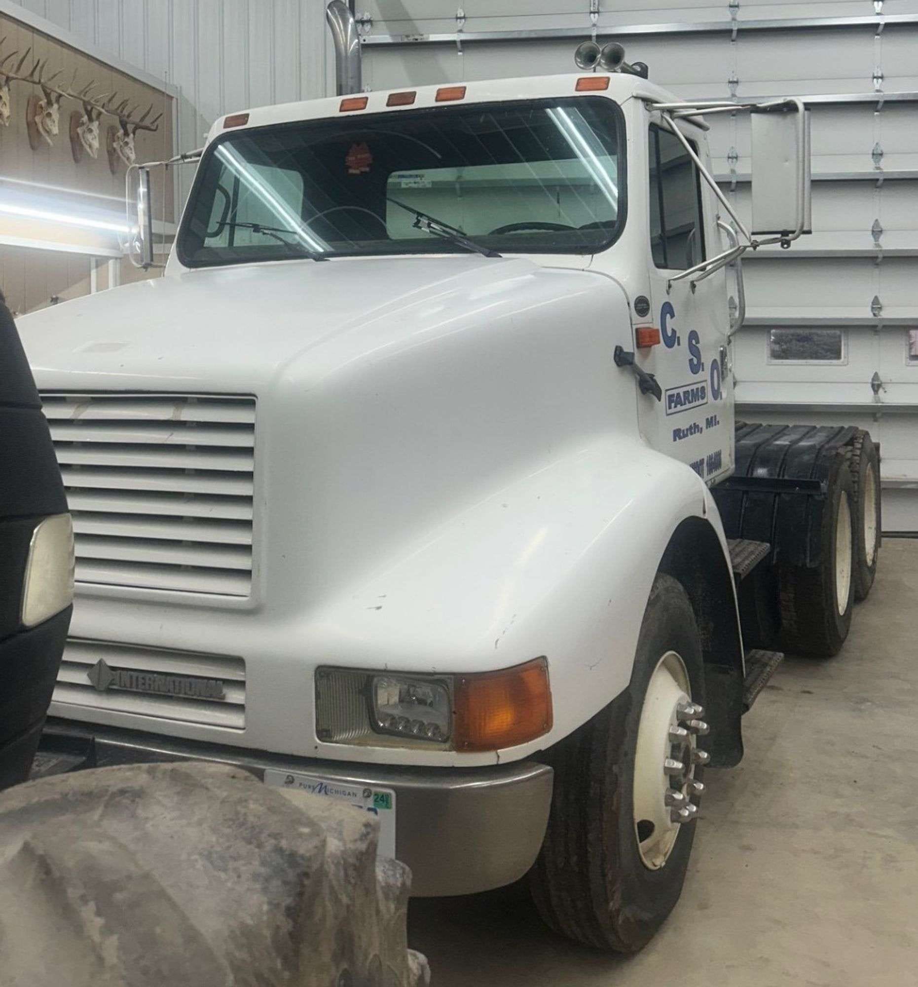 1991 International 8200 Equipment Image0