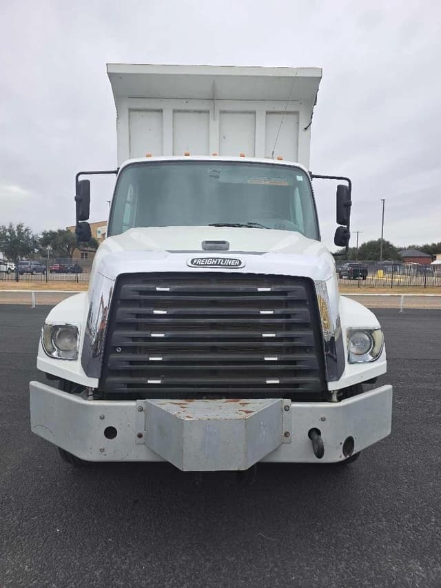 Image of Freightliner 114SD equipment image 2