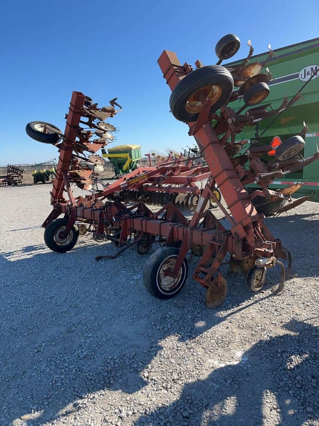 Image of International Harvester 133 equipment image 2